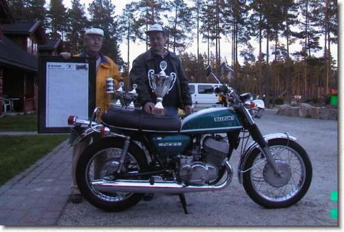 Hans Henrik Gauslaa med sin pietietsfullt renoverade T 500R